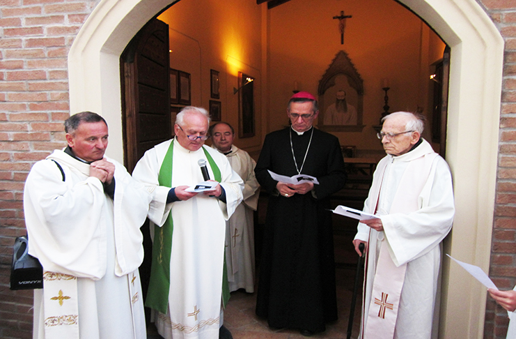 Don Elio Costi e Monsignor Daniele Gianotti davanti l'ingresso (fonte Il Nuovo Torrazzo)