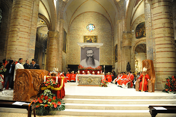 Un momento della cerimonia di beatificazione nella cattedrale di Crema