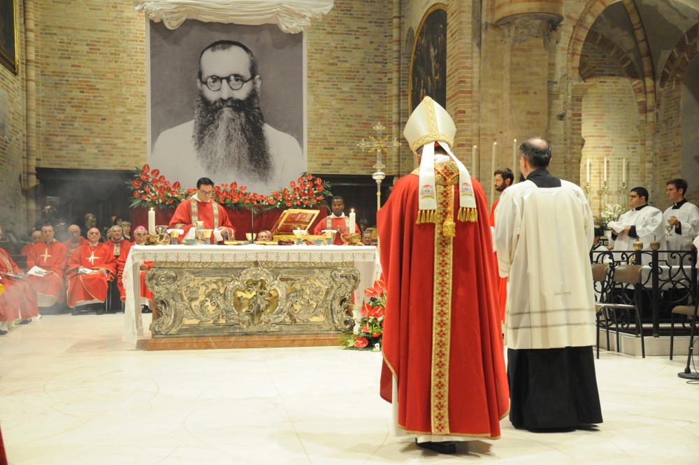 Il cardinale davanti al ritratto di padre Cremonesi (fonte Il Nuovo Torrazzo)